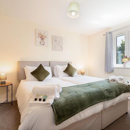 Spacious 4 Bedroom, Perfect For Contractors, Families, Private Parking Royal Wootton Bassett Exteriér fotografie