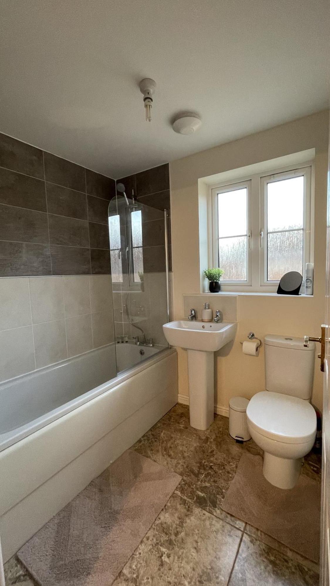 Spacious 4 Bedroom, Perfect For Contractors, Families, Private Parking Royal Wootton Bassett Exteriér fotografie