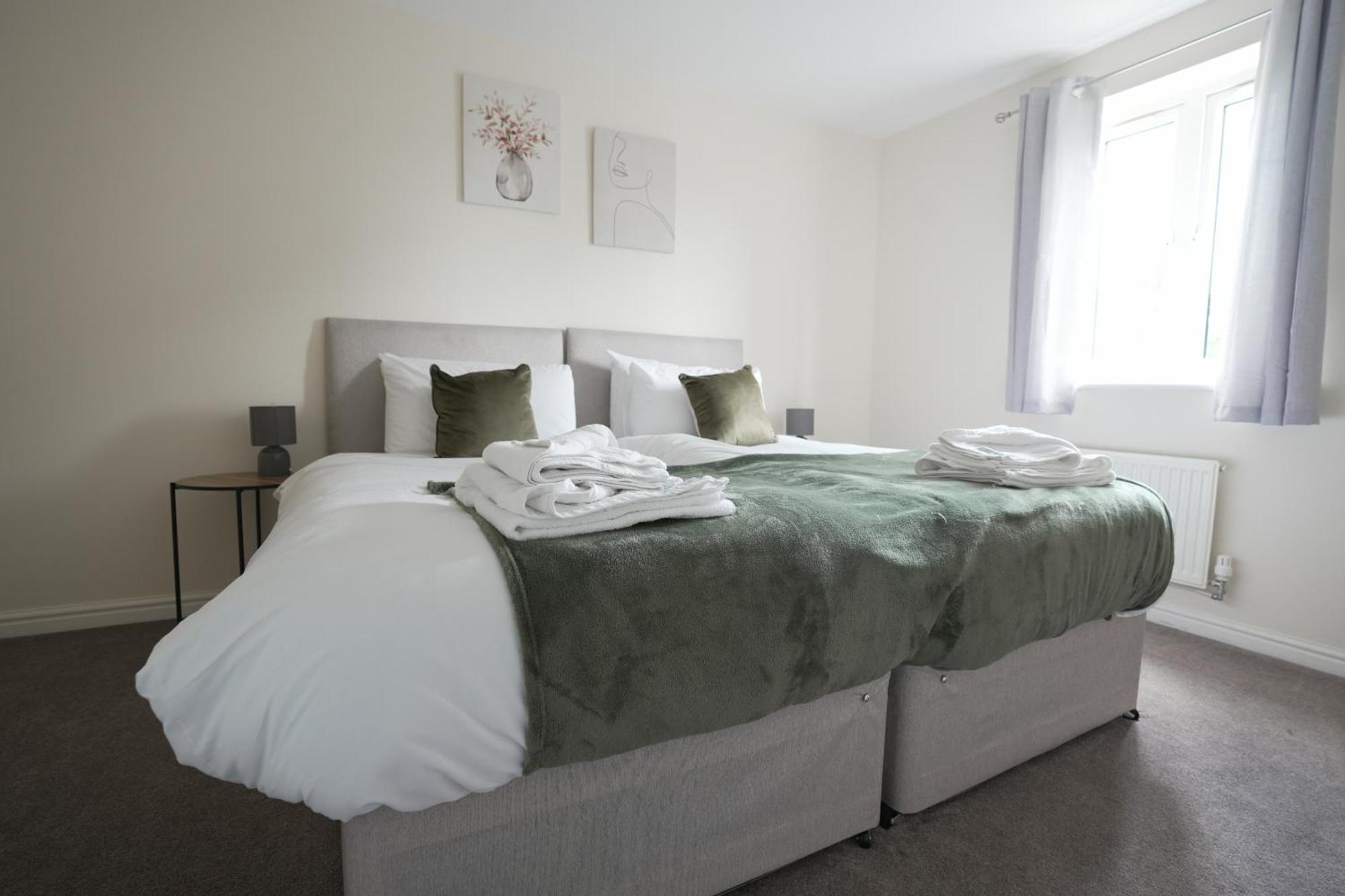 Spacious 4 Bedroom, Perfect For Contractors, Families, Private Parking Royal Wootton Bassett Exteriér fotografie
