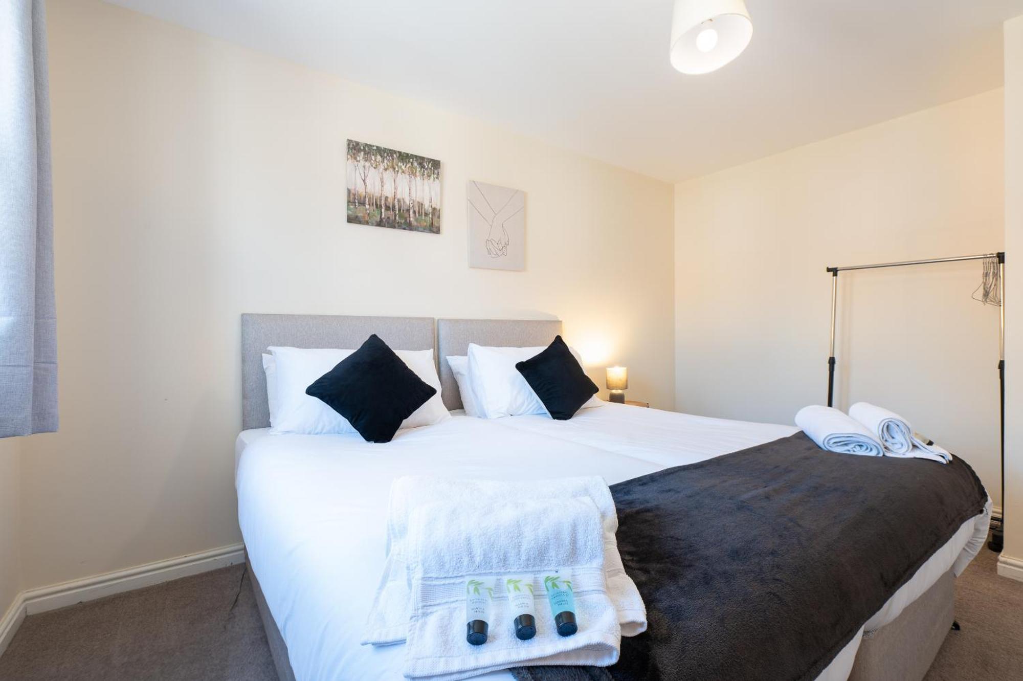 Spacious 4 Bedroom, Perfect For Contractors, Families, Private Parking Royal Wootton Bassett Exteriér fotografie