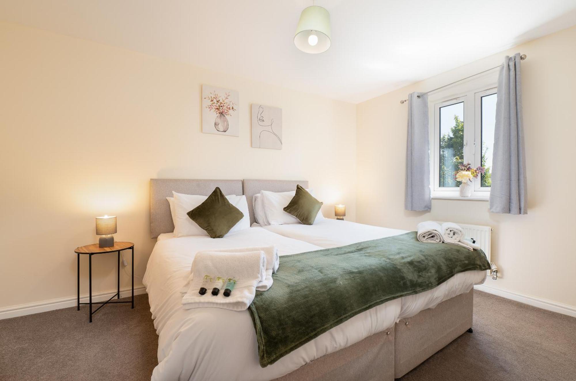 Spacious 4 Bedroom, Perfect For Contractors, Families, Private Parking Royal Wootton Bassett Exteriér fotografie