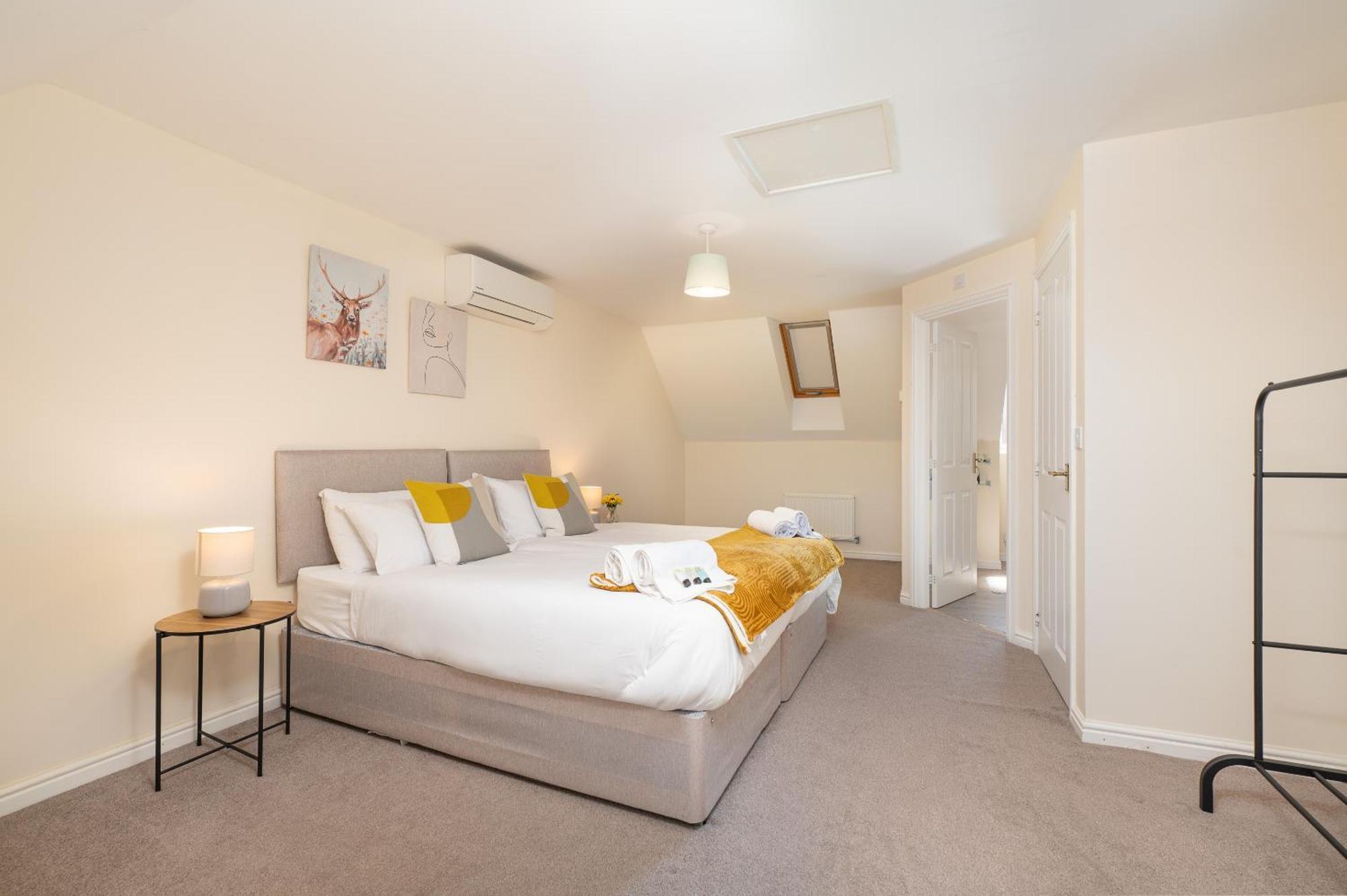 Spacious 4 Bedroom, Perfect For Contractors, Families, Private Parking Royal Wootton Bassett Exteriér fotografie