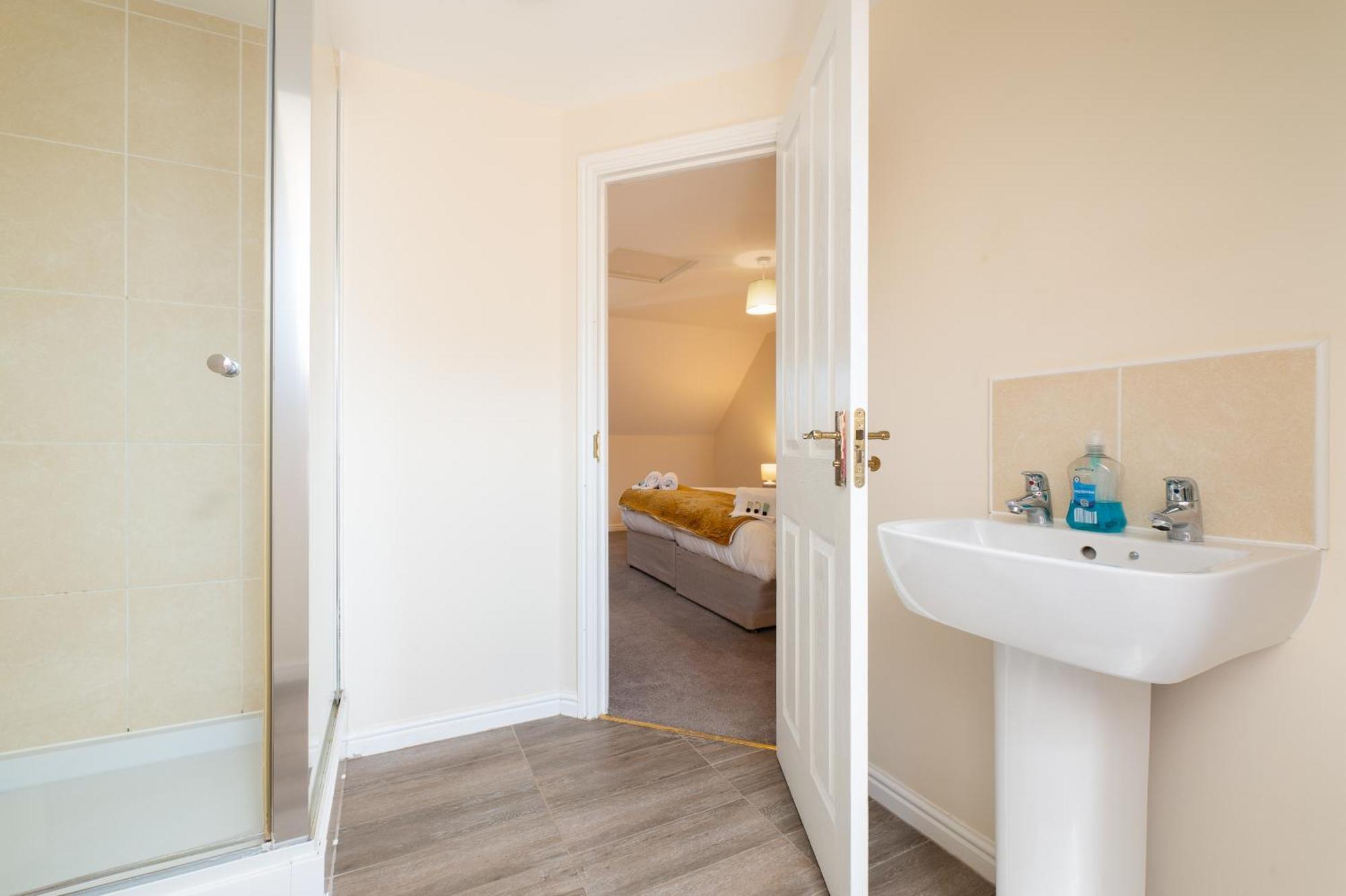 Spacious 4 Bedroom, Perfect For Contractors, Families, Private Parking Royal Wootton Bassett Exteriér fotografie
