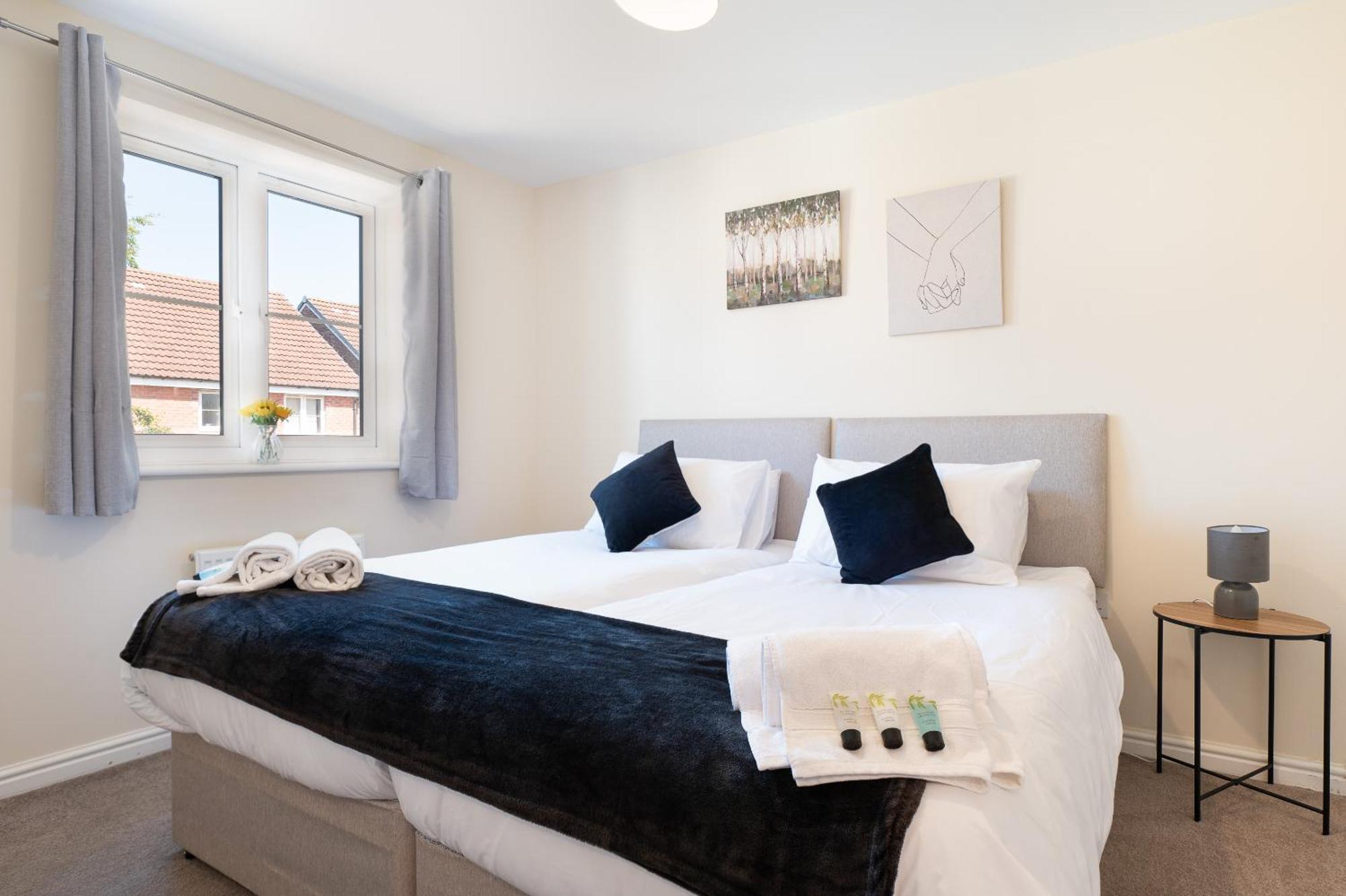 Spacious 4 Bedroom, Perfect For Contractors, Families, Private Parking Royal Wootton Bassett Exteriér fotografie